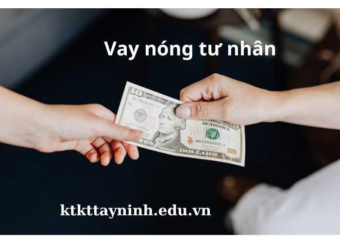 Hình ảnh người vay tiền và người cho vay đang trao đổi